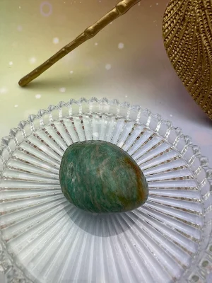Pierre roulée en amazonite posée sur un support en verre – pierre de communication, apaisement et expression du cœur LiluBelle