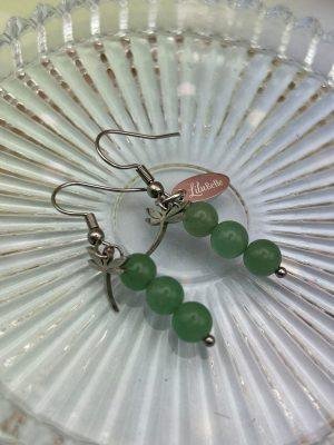 Détail des boucles d’oreilles Aventurine verte avec trois perles naturelles et libellule argentée – bijou harmonisant LiluBelle