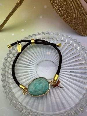 Bracelet en amazonite monté sur cordon noir avec pampille libellule dorée
