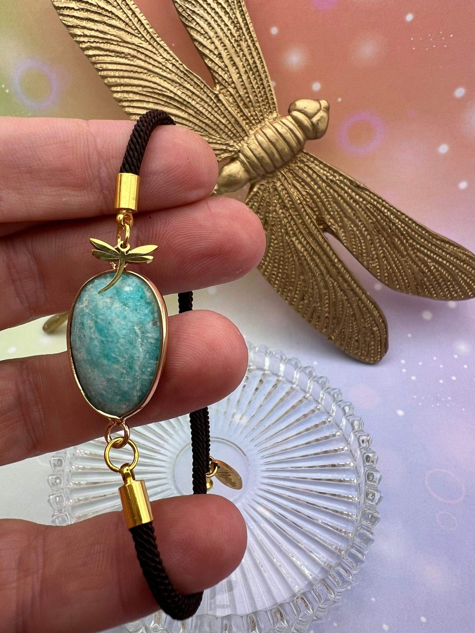 Bracelet cordon amazonite porté – bijou apaisant pour la communication et la paix intérieure