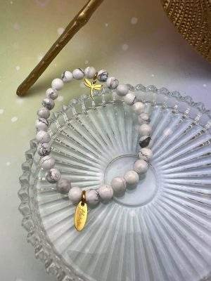 Bracelet élastique en pierres naturelles de howlite blanche avec pampille libellule dorée