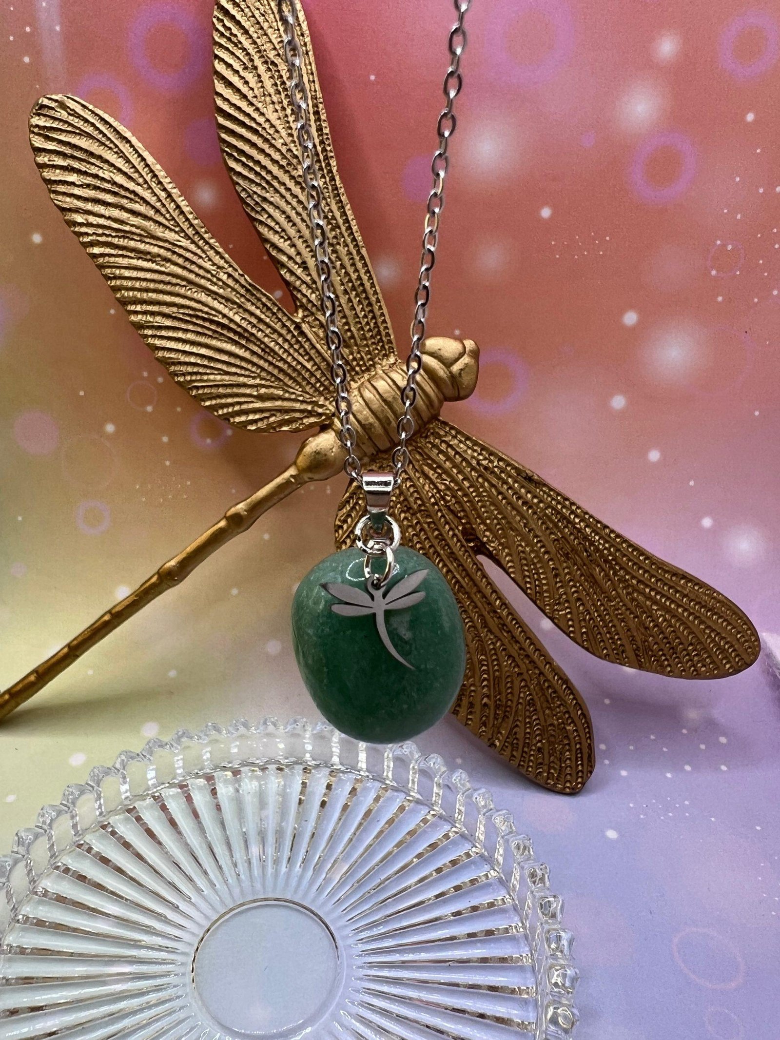 Collier pendentif en aventurine verte suspendu, orné d’une libellule argentée – bijou symbolique LiluBelle