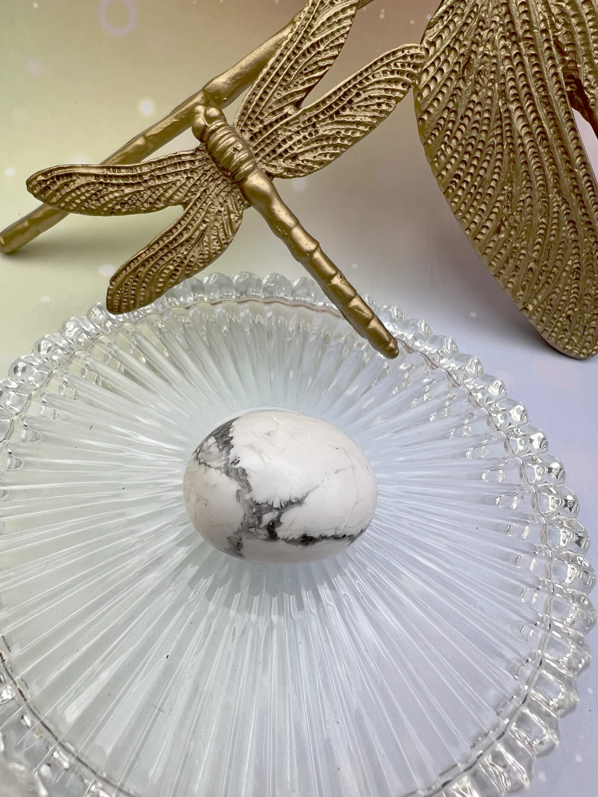 Pierre roulée en howlite blanche posée sur support en verre – pierre apaisante et harmonisante LiluBelle