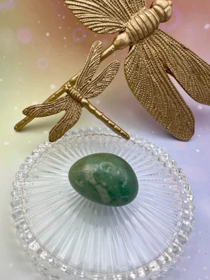 Pierre roulée en aventurine verte entourée de libellules dorées – symbole d’harmonie, de renouveau et de confiance en soi