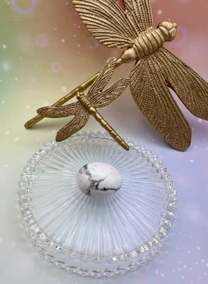 Pierre roulée en howlite blanche entourée de libellules dorées – symbole de calme, de légèreté et de sérénité