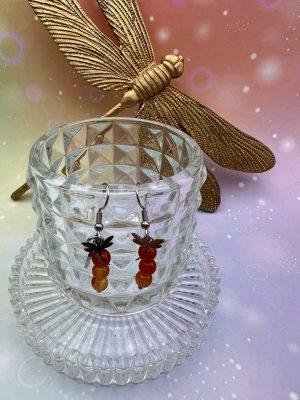 Boucles d’oreilles en cornaline naturelle avec pampille libellule argentée – symbole de rayonnement et de vitalité, par LiluBelle