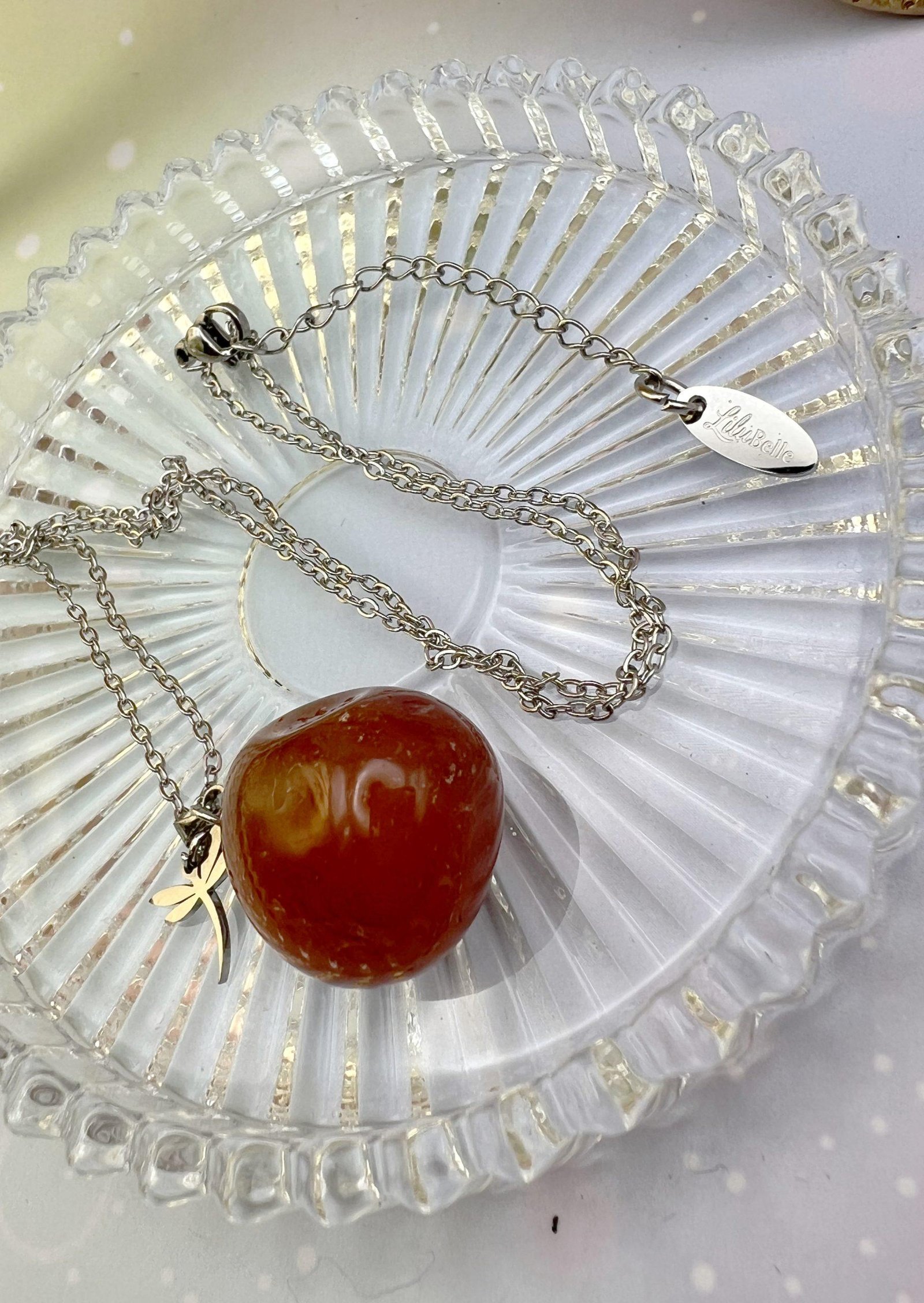 Collier pendentif en cornaline naturelle avec pampille libellule argentée – bijou d’énergie et de confiance signé LiluBelle