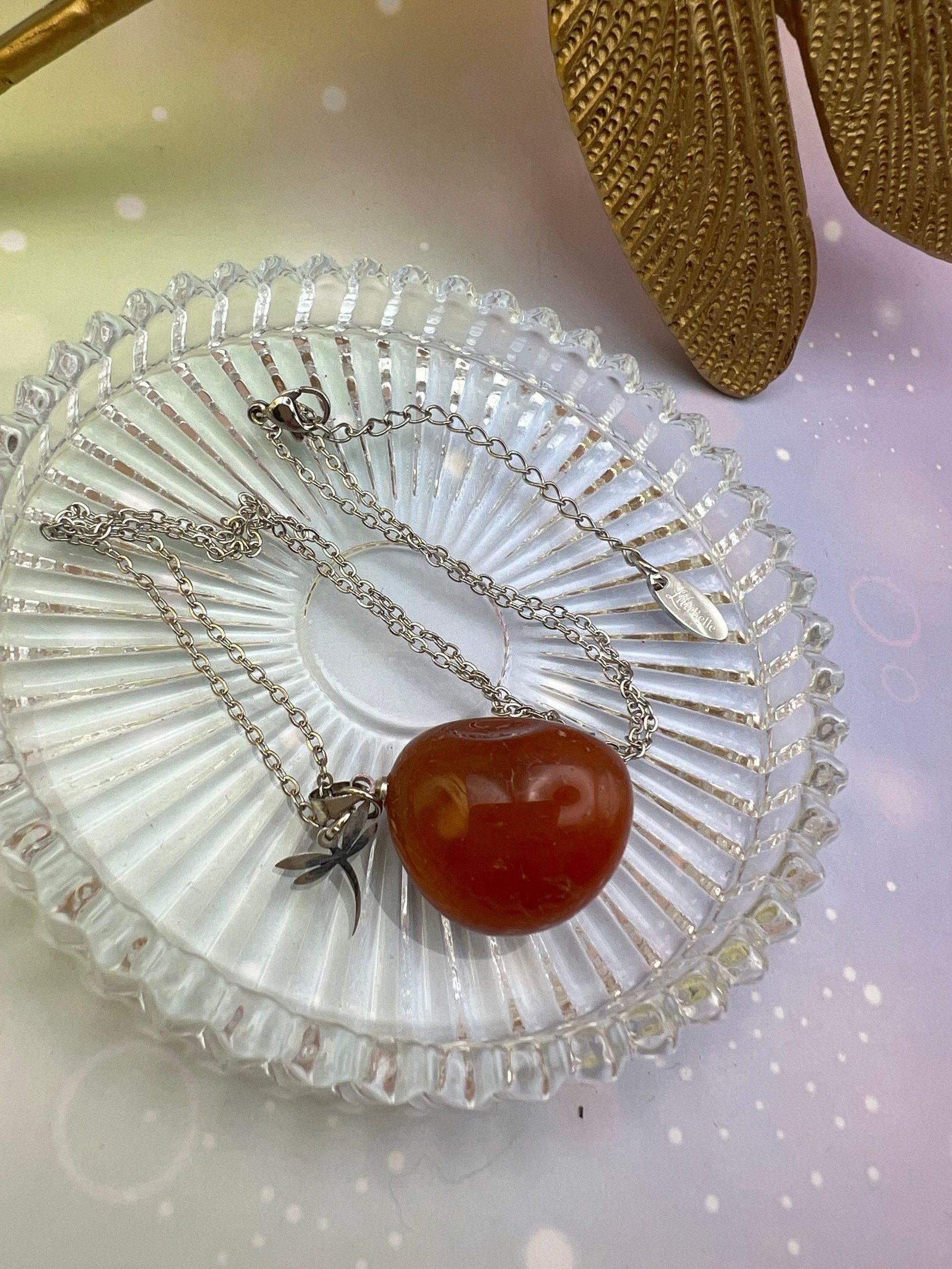 Pendentif en cornaline naturelle sur chaîne argentée avec libellule – bijou réchauffant et inspirant LiluBelle
