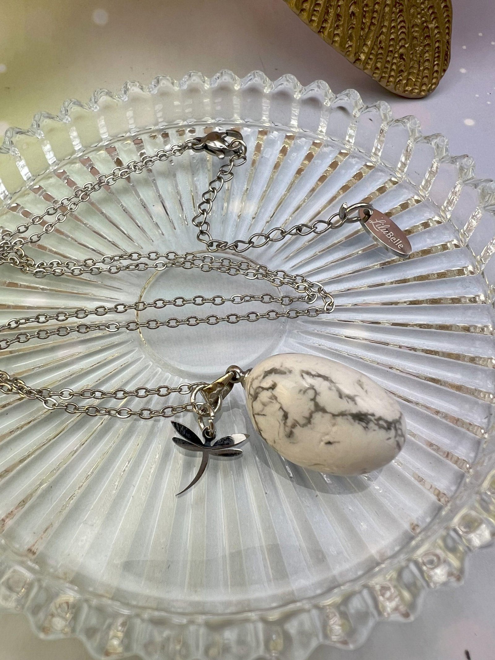 Collier pendentif en howlite blanche naturelle avec pampille libellule argentée – bijou apaisant et lumineux signé LiluBelle