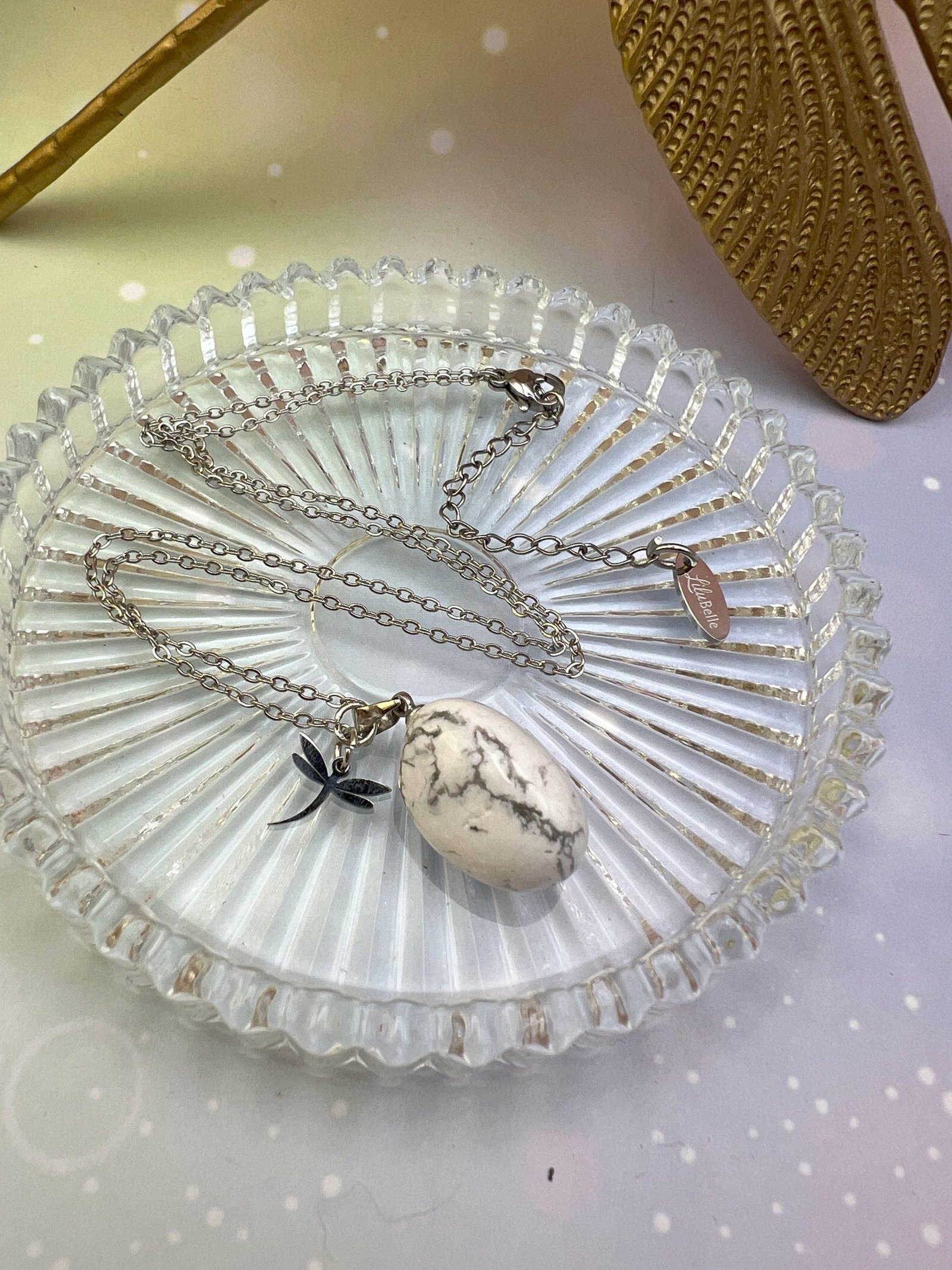 Collier Pendentif Howlite blanche - Clarté douce au creux du cœur – Image 2