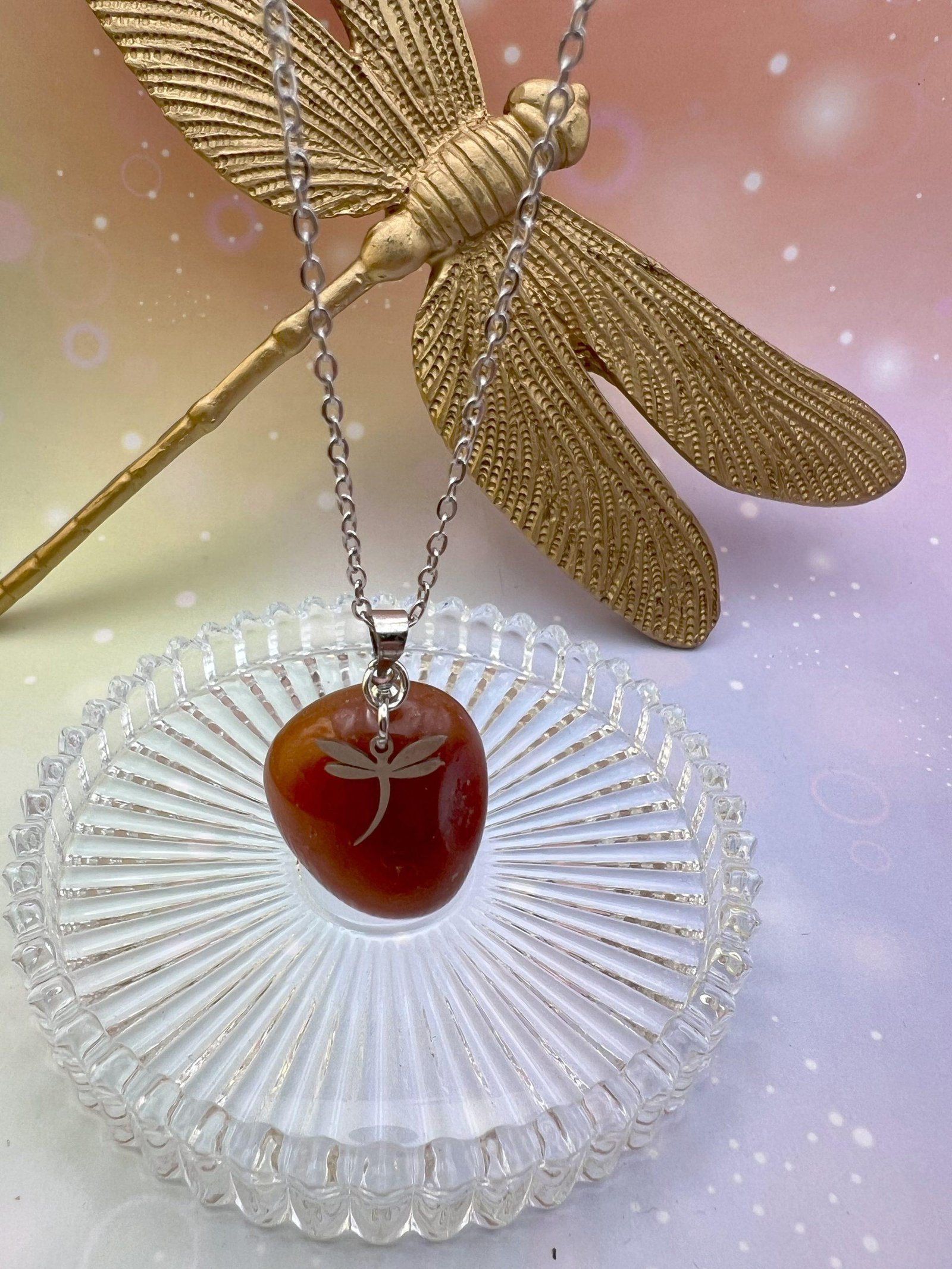 Collier pendentif en cornaline suspendu, orné d’une libellule argentée – bijou symbolique LiluBelle