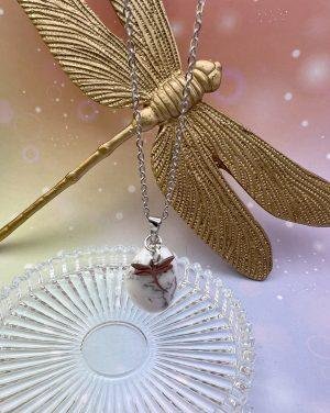 Collier pendentif en howlite blanche suspendu, orné d’une libellule argentée – bijou symbolique LiluBelle