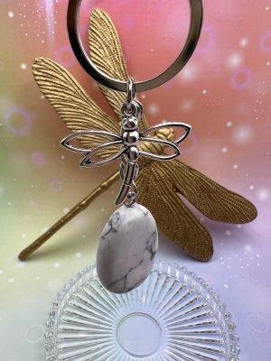Porte-clés en howlite blanche avec libellule argentée – symbole d’apaisement et d’ancrage signé LiluBelle
