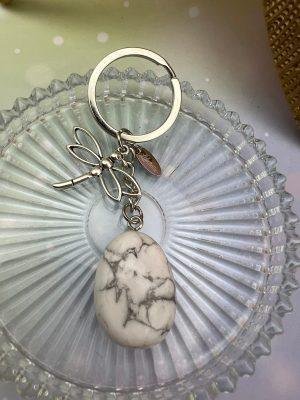 Porte-clés avec pierre naturelle de howlite blanche et libellule argentée, bijou d’apaisement et de stabilité émotionnelle