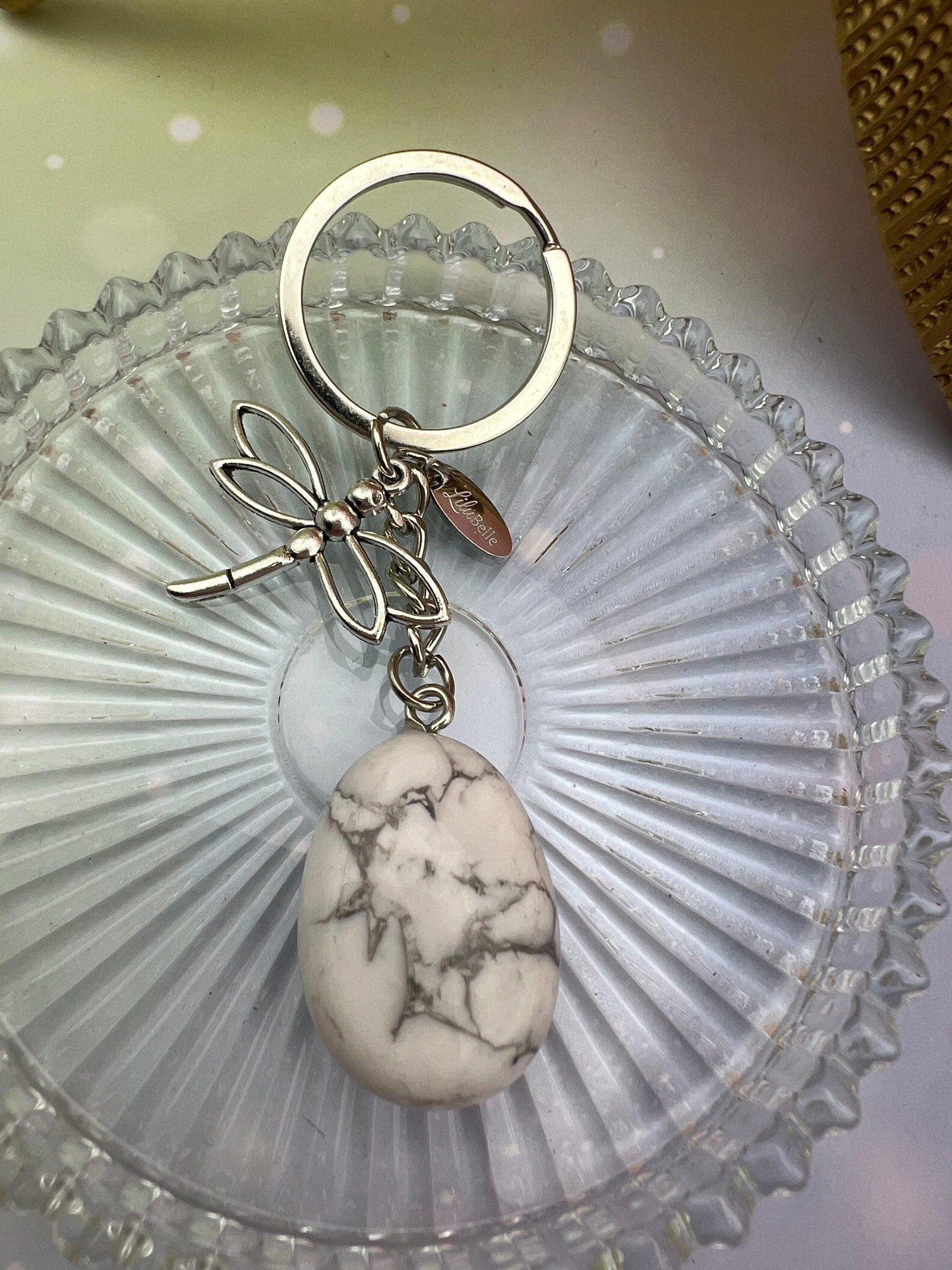 Porte-clés avec pierre naturelle de howlite blanche et libellule argentée, bijou d’apaisement et de stabilité émotionnelle