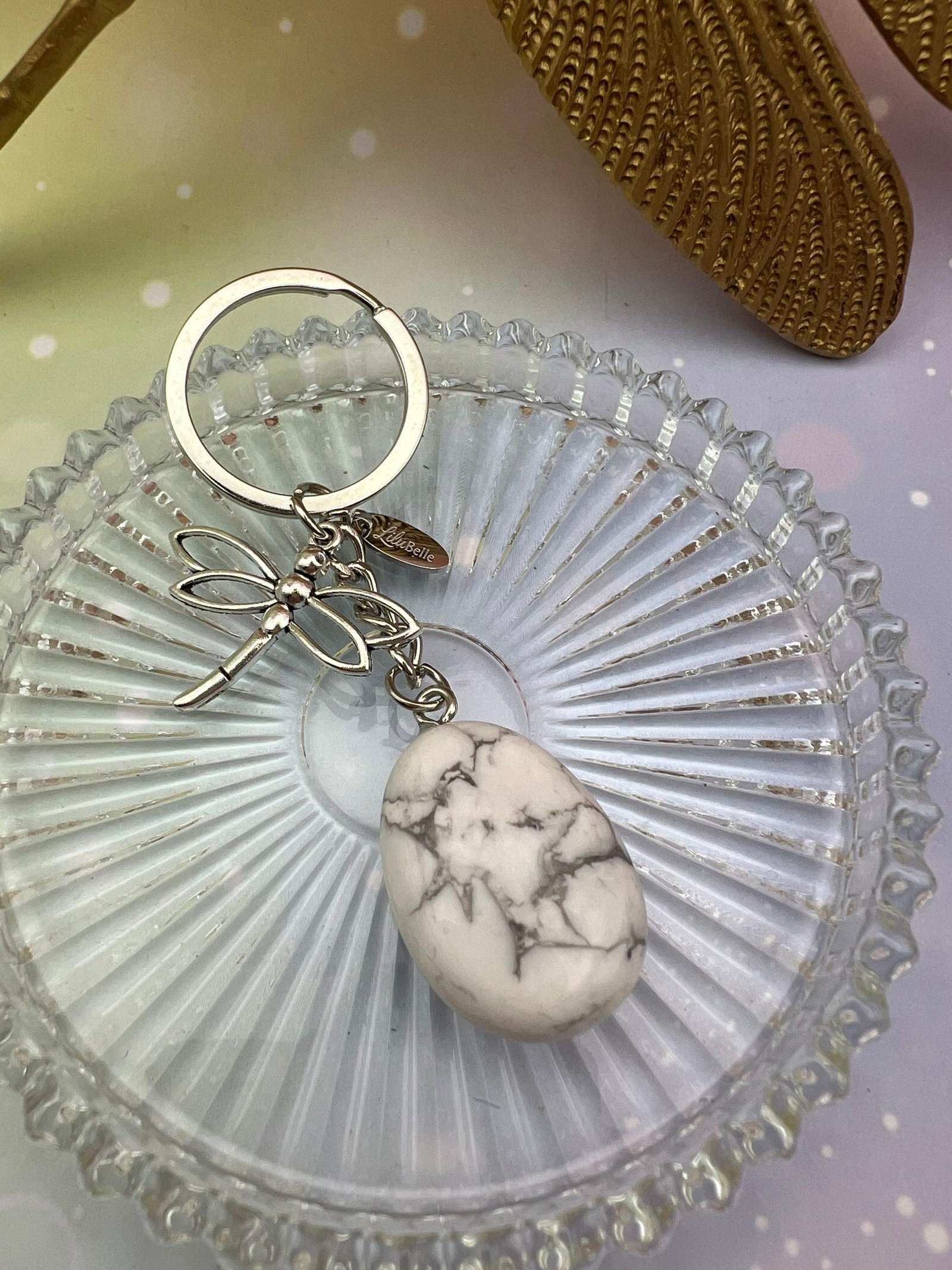 Gros plan sur le porte-clés howlite blanche LiluBelle – pierre d’apaisement et de sérénité