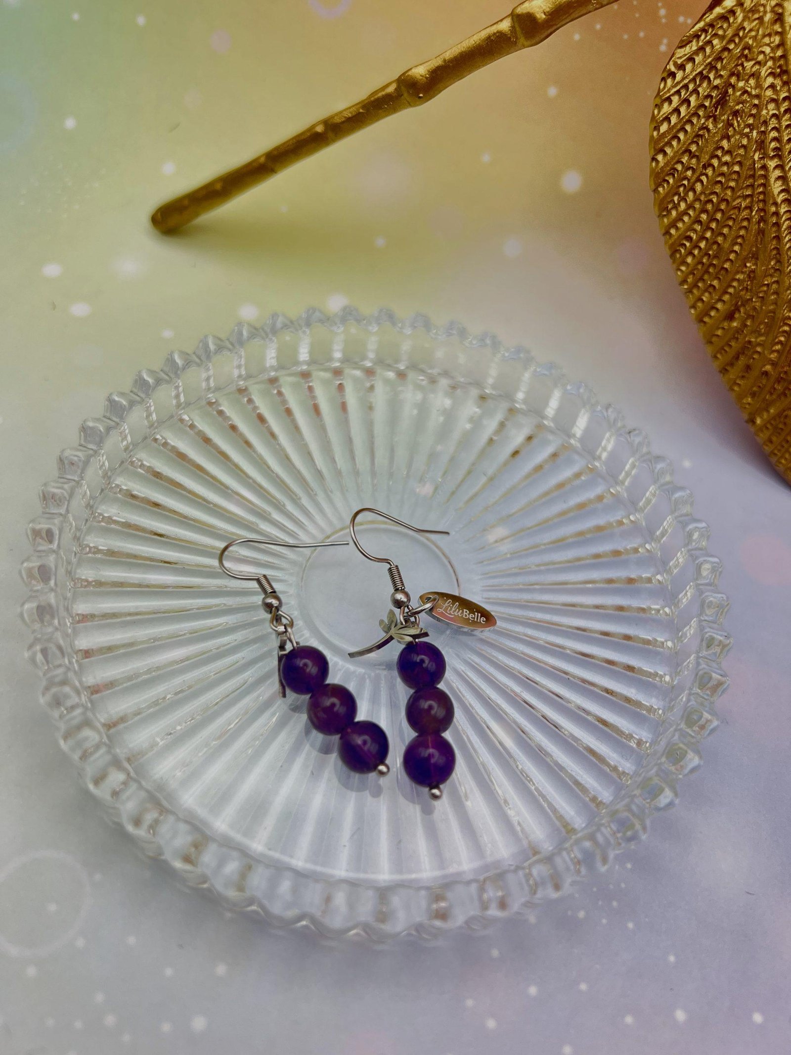 Boucles d’oreilles boules en améthyste naturelle posées sur support en verre – création artisanale LiluBelle