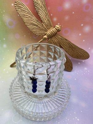 Boucles d’oreilles boules en Lapis-Lazuli naturel avec pampille libellule argentée – bijou de communication et d’intuition signé LiluBelle