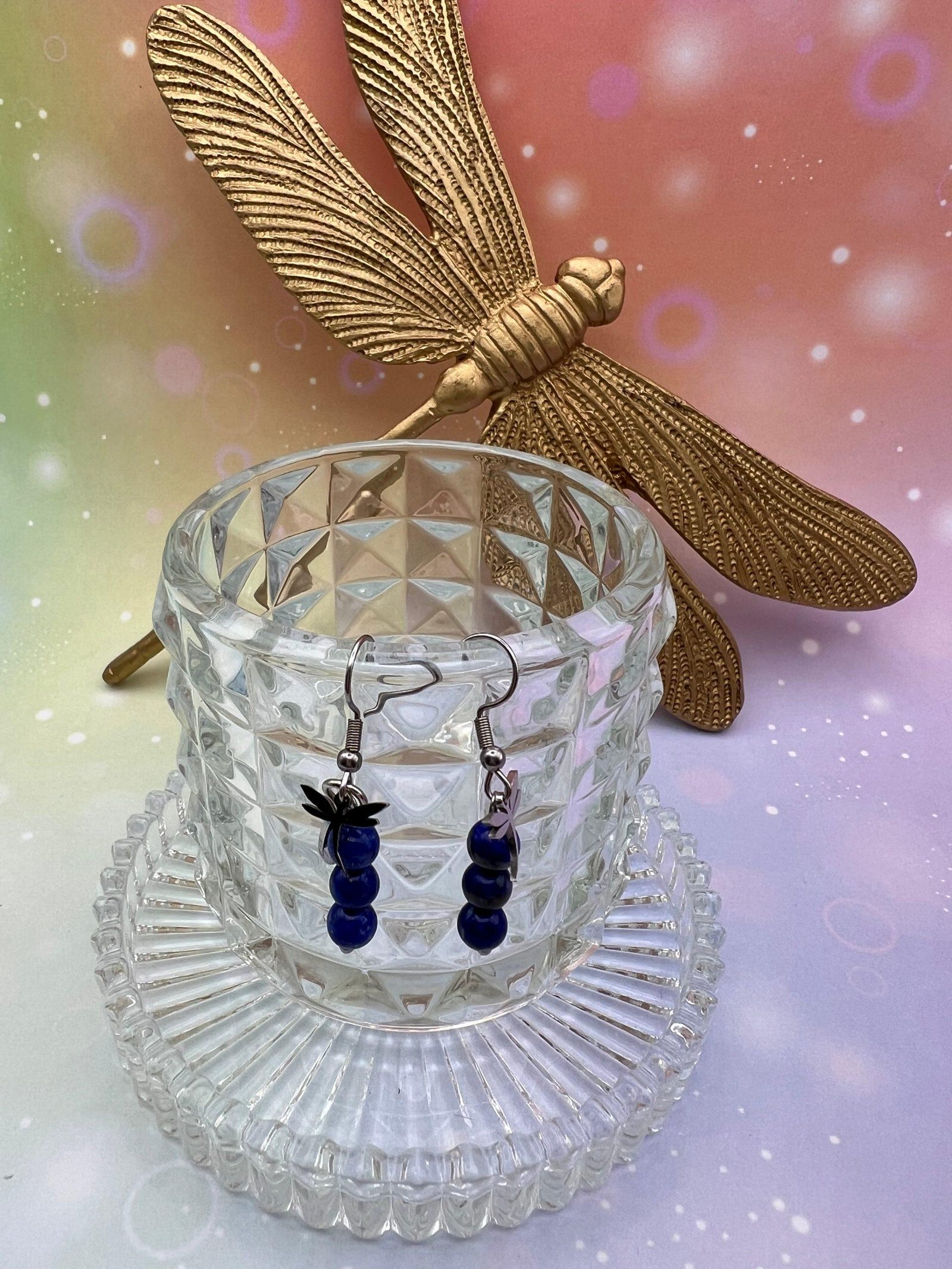 Boucles d’oreilles boules en Lapis-Lazuli naturel avec pampille libellule argentée – bijou de communication et d’intuition signé LiluBelle