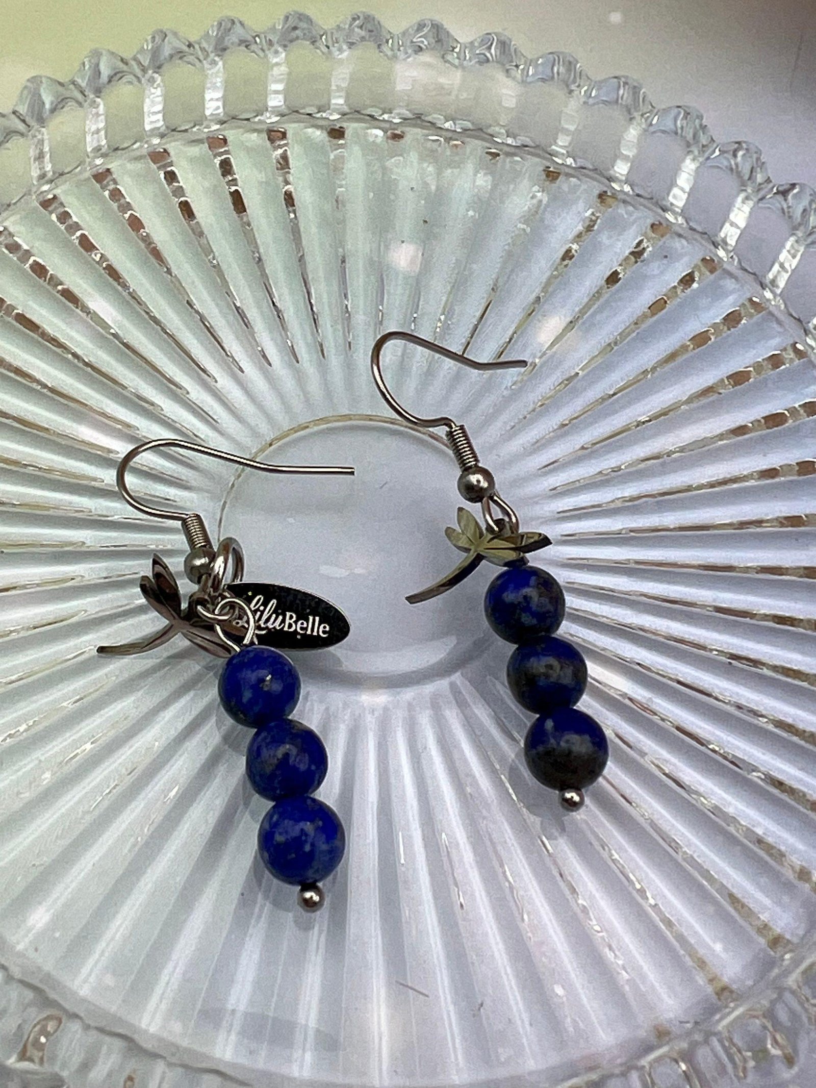 Boucles d’oreilles Boules Lapis-Lazuli naturelles posées sur support en verre – bijou artisanal bleu profond signé LiluBelle