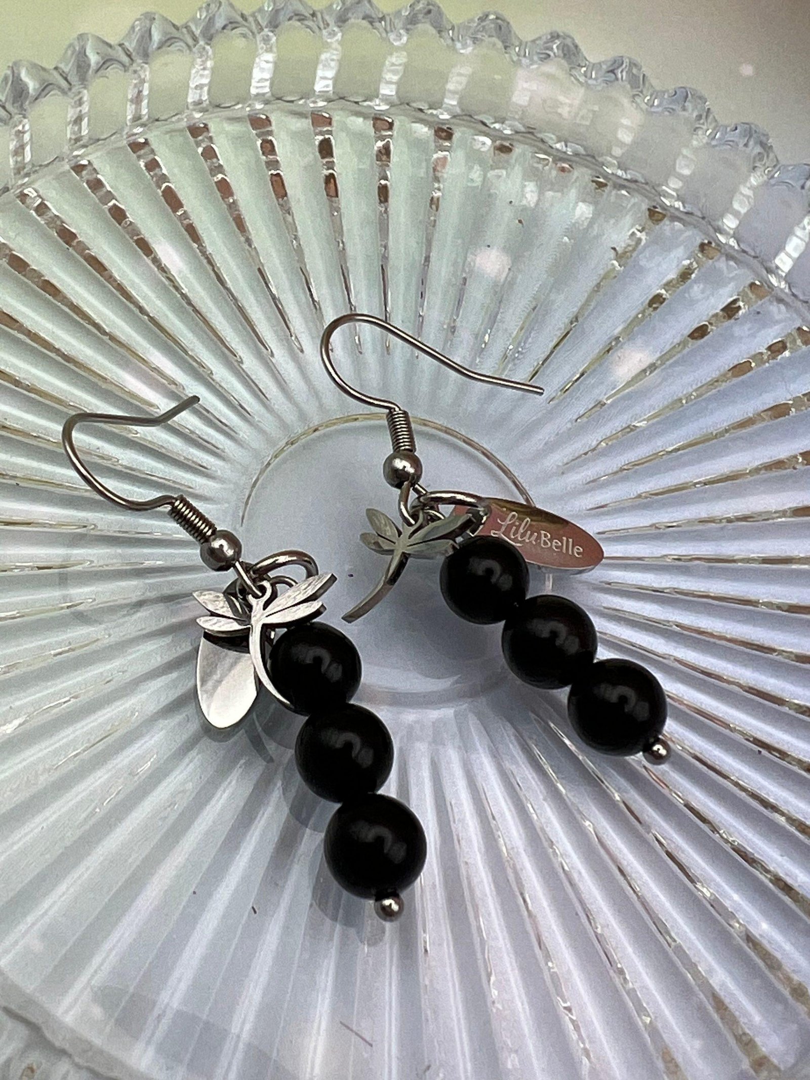 Boucles d’oreilles boules Obsidienne noire naturelle posées sur support en verre – création artisanale et protectrice LiluBelle