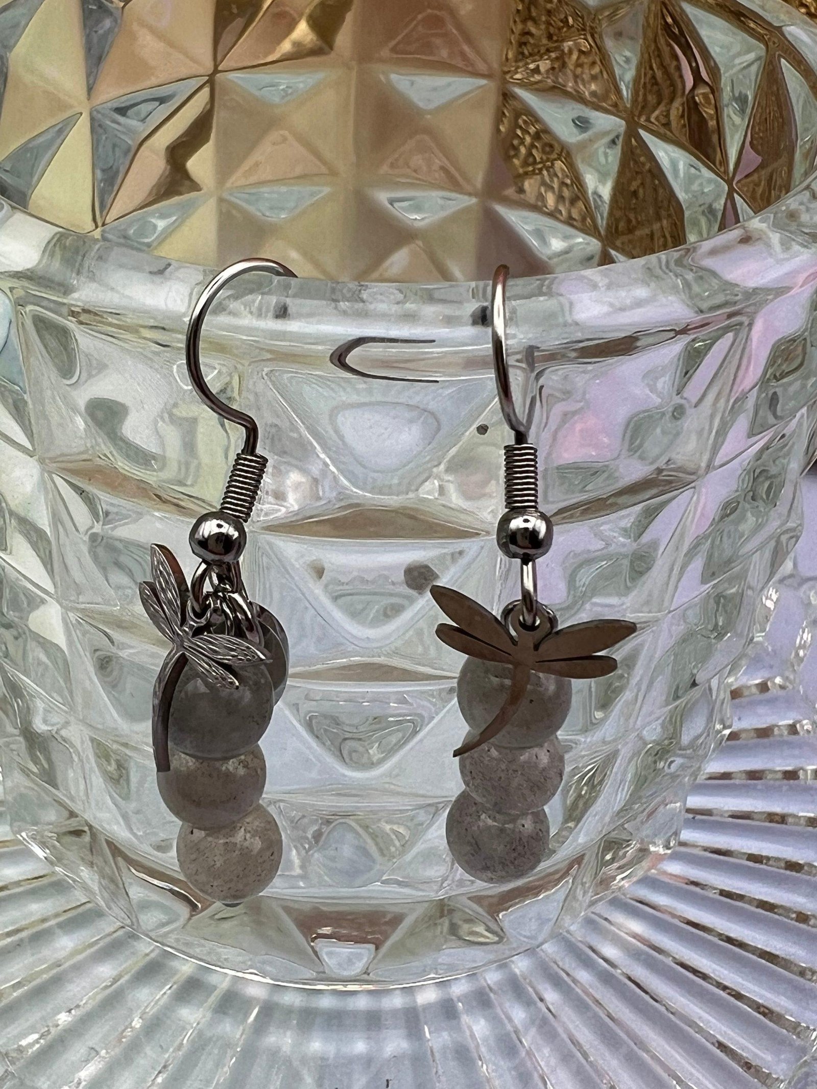 Détail des boucles d’oreilles Labradorite avec trois perles naturelles et libellule argentée – bijou énergétique protecteur