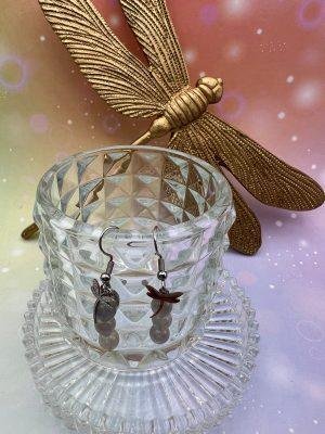 Boucles d’oreilles en labradorite naturelle avec pampille libellule argentée – bijou de protection et de lumière signé LiluBelle