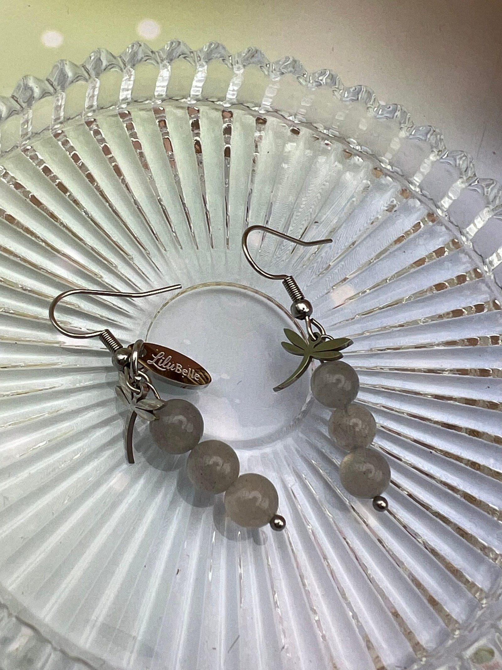 Boucles d’oreilles Labradorite naturelle posées sur support en verre – création artisanale LiluBelle