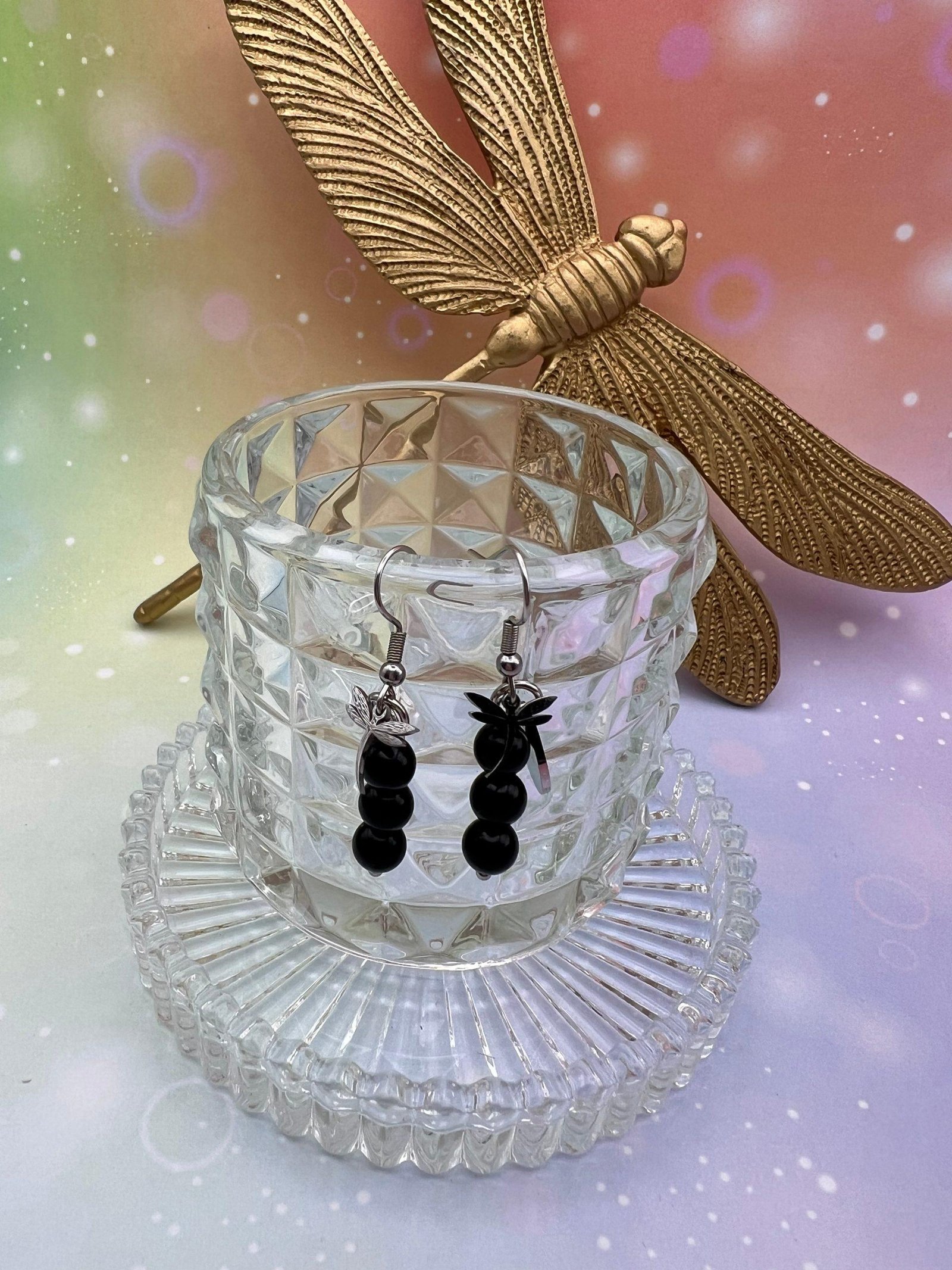 Boucles d’oreilles en obsidienne noire naturelle avec pampille libellule argentée – bijou de protection et de transformation signé LiluBelle