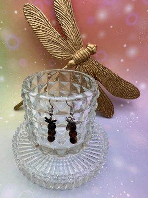 Boucles d’oreilles en oeil de tigre naturel avec pampille libellule argentée – bijou protecteur et élégant signé LiluBelle