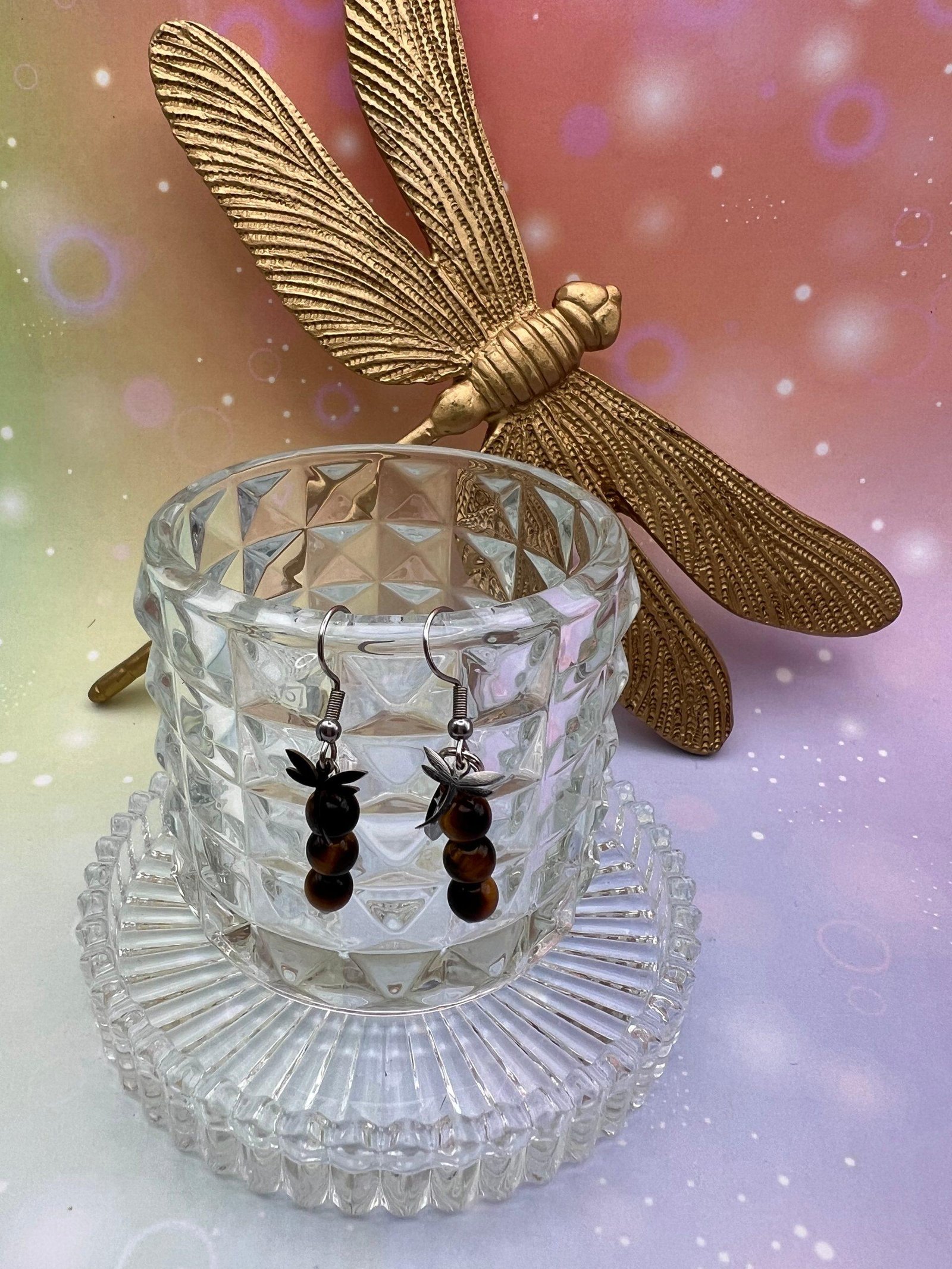 Boucles d’oreilles en oeil de tigre naturel avec pampille libellule argentée – bijou protecteur et élégant signé LiluBelle