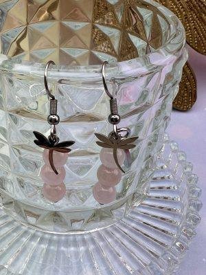 Détail des boucles d’oreilles Quartz rose avec trois perles naturelles et libellule argentée – bijou délicat LiluBelle