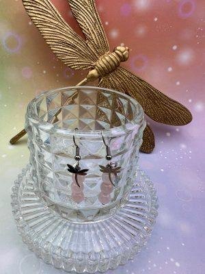 Boucles d’oreilles en quartz rose naturel avec pampille libellule argentée – bijou de douceur et de féminité signé LiluBelle