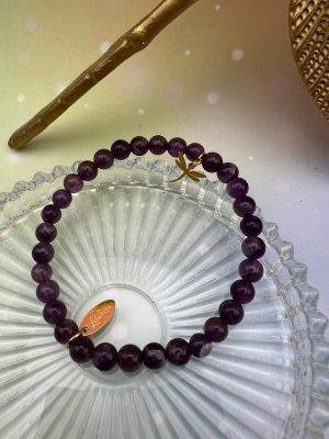 Bracelet élastique en pierres naturelles d’améthyste avec pampille libellule dorée