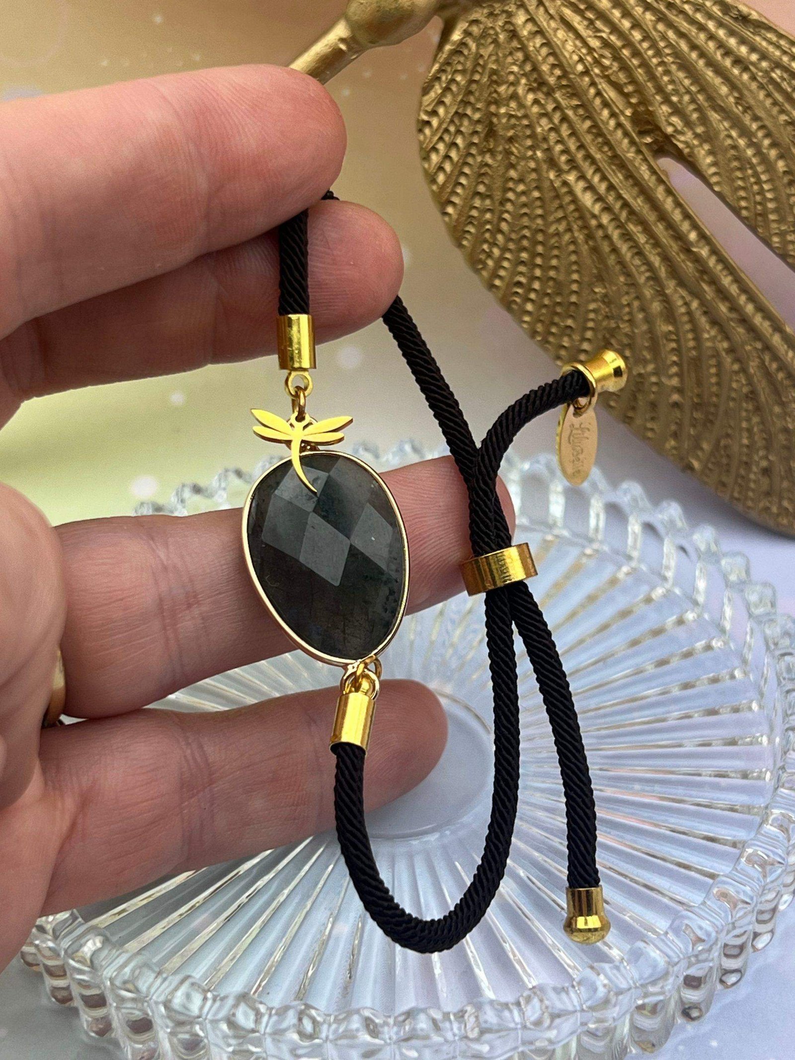 Bracelet cordon labradorite porté – bijou de protection et d’équilibre énergétique