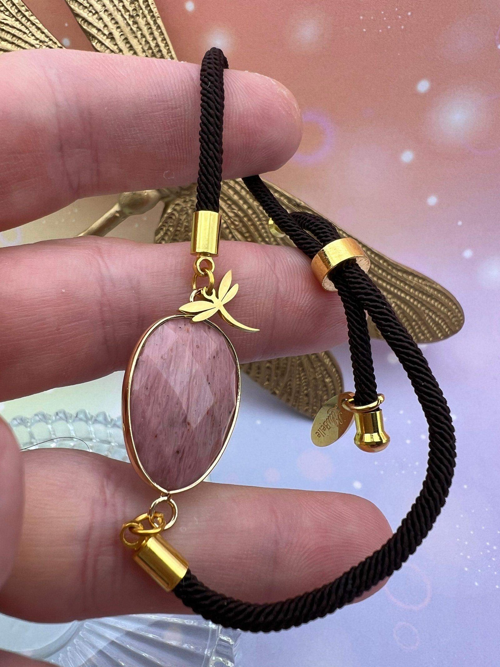 Bracelet cordon rhodonite porté – bijou apaisant pour guérir le cœur et retrouver l’équilibre émotionnel