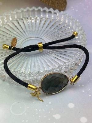 Bracelet en labradorite monté sur cordon noir avec pampille libellule dorée