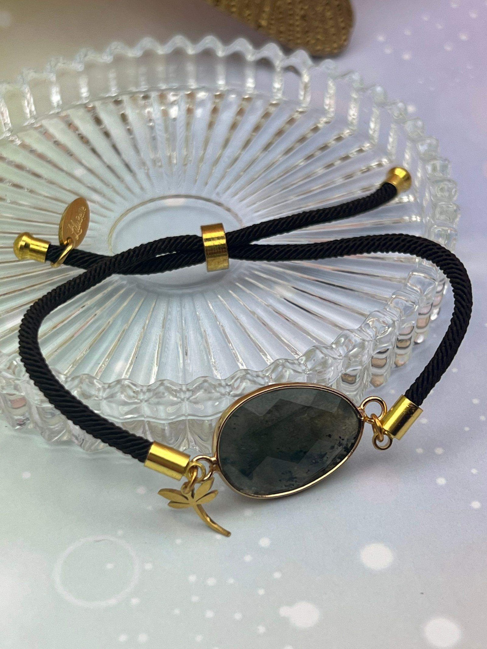 Bracelet en labradorite monté sur cordon noir avec pampille libellule dorée