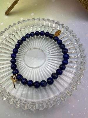 Bracelet élastique en pierres naturelles de lapis-lazuli avec pampille libellule dorée