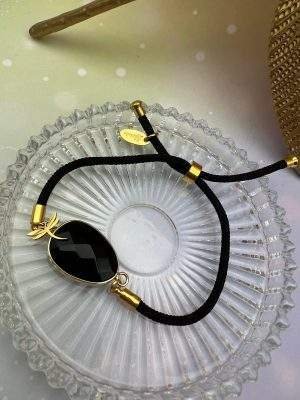 Bracelet en obsidienne noire monté sur cordon noir avec pampille libellule dorée