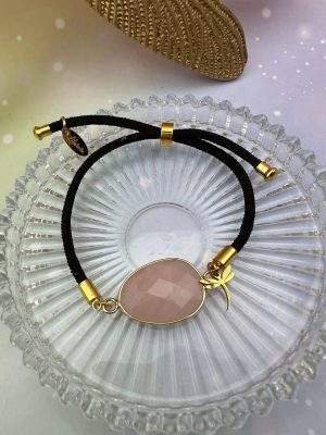 Bracelet en quartz rose monté sur cordon noir avec pampille libellule dorée