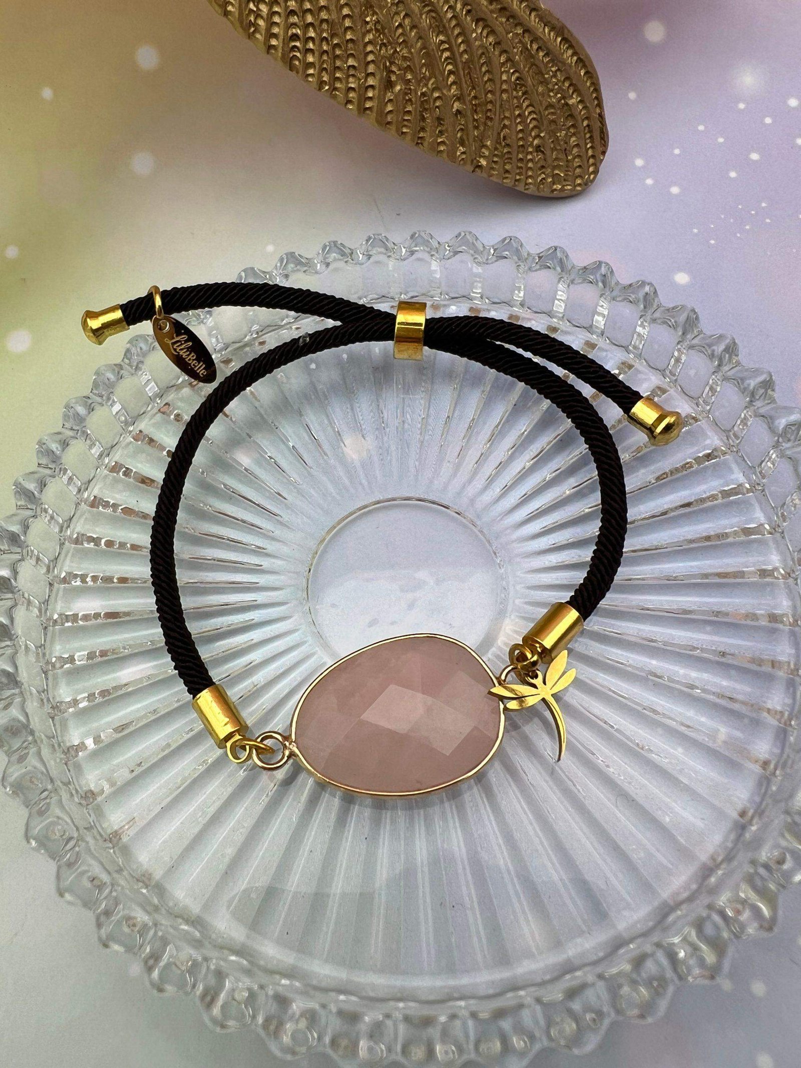 Bracelet en quartz rose monté sur cordon noir avec pampille libellule dorée