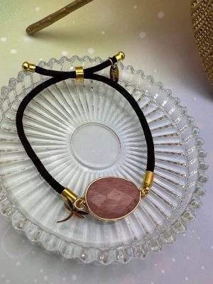Bracelet en rhodonite monté sur cordon noir avec pampille libellule dorée