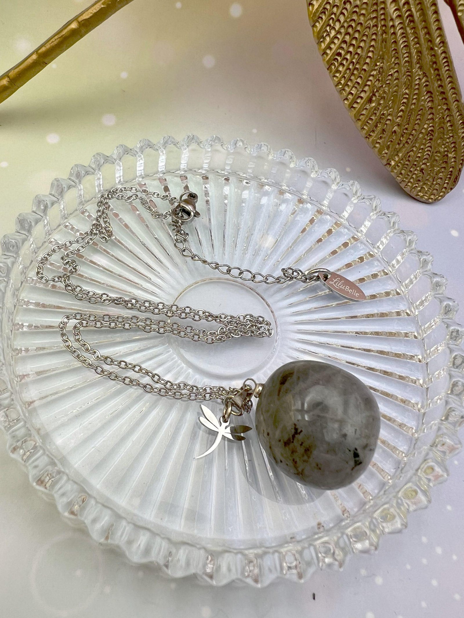 Pendentif en labradorite naturelle sur chaîne argentée avec libellule – bijou protecteur et apaisant LiluBelle