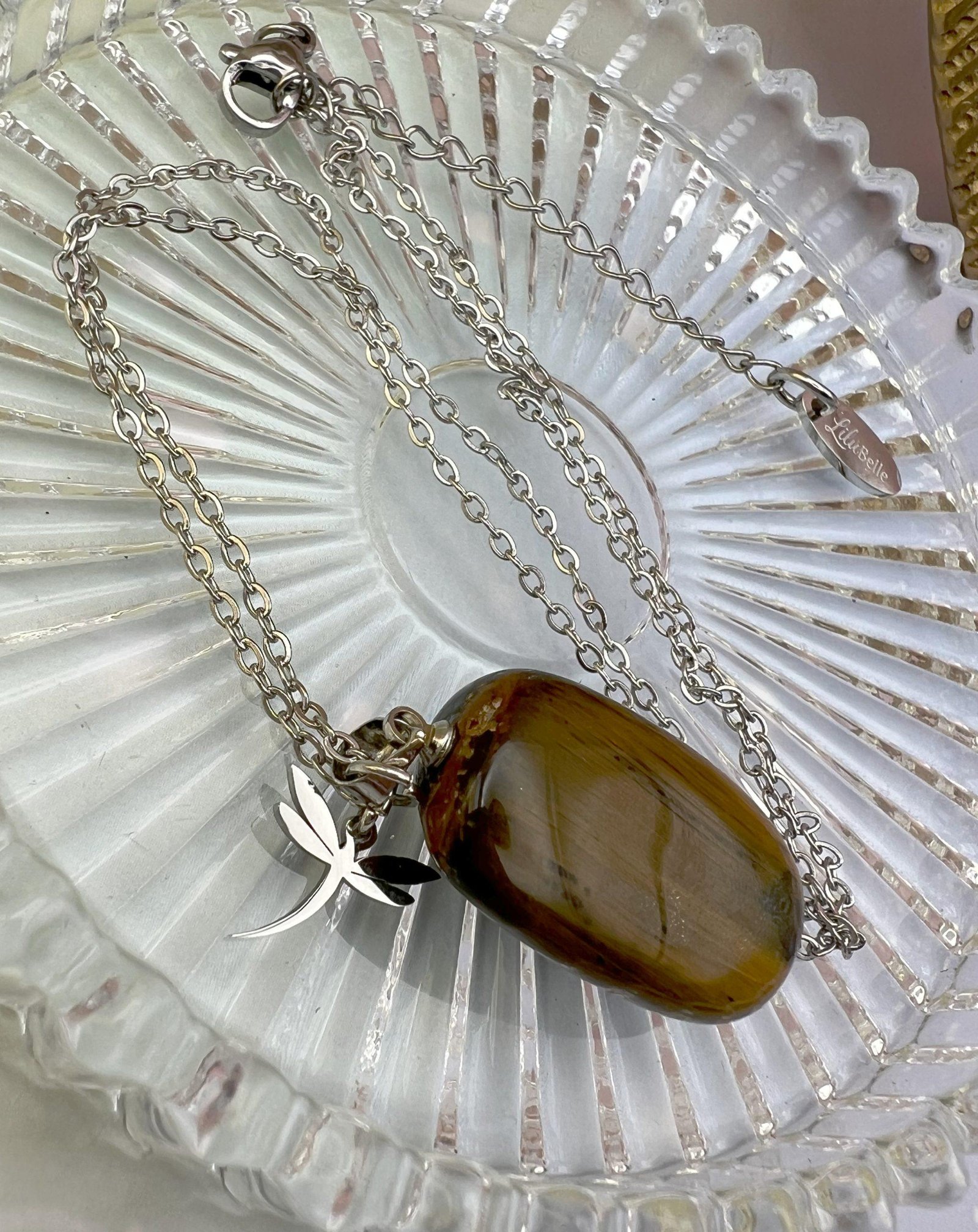 Collier pendentif en oeil de tigre naturel avec pampille libellule argentée – bijou de protection et de confiance signé LiluBelle