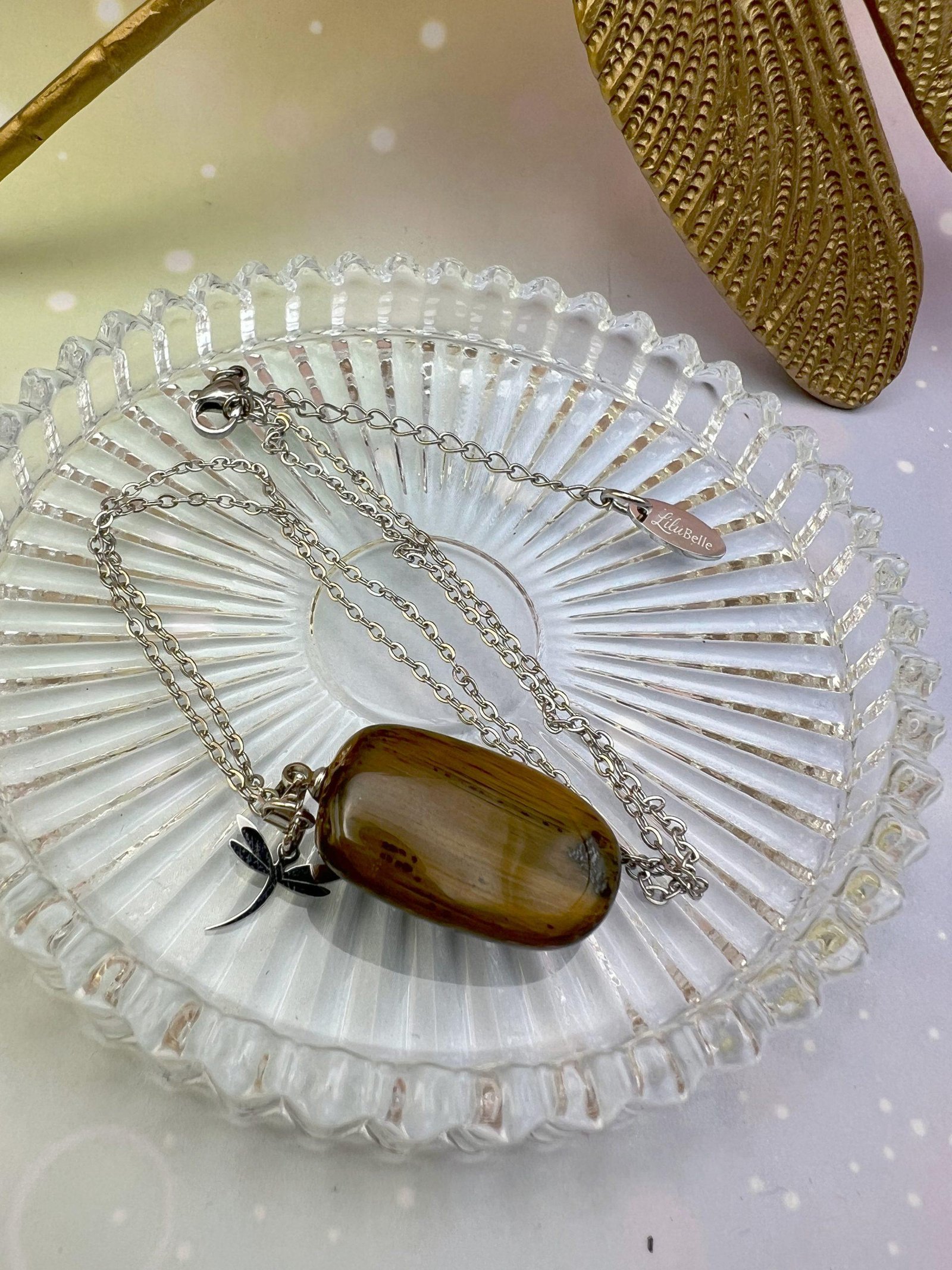 Pendentif en oeil de tigre sur chaîne argentée avec libellule – bijou protecteur et rayonnant LiluBelle