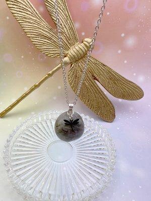 Collier pendentif en labradorite suspendu, orné d’une libellule argentée – bijou symbolique de lumière et de protection LiluBelle