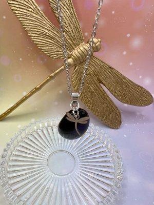 Collier pendentif en obsidienne noire suspendu, orné d’une libellule argentée – bijou symbolique LiluBelle