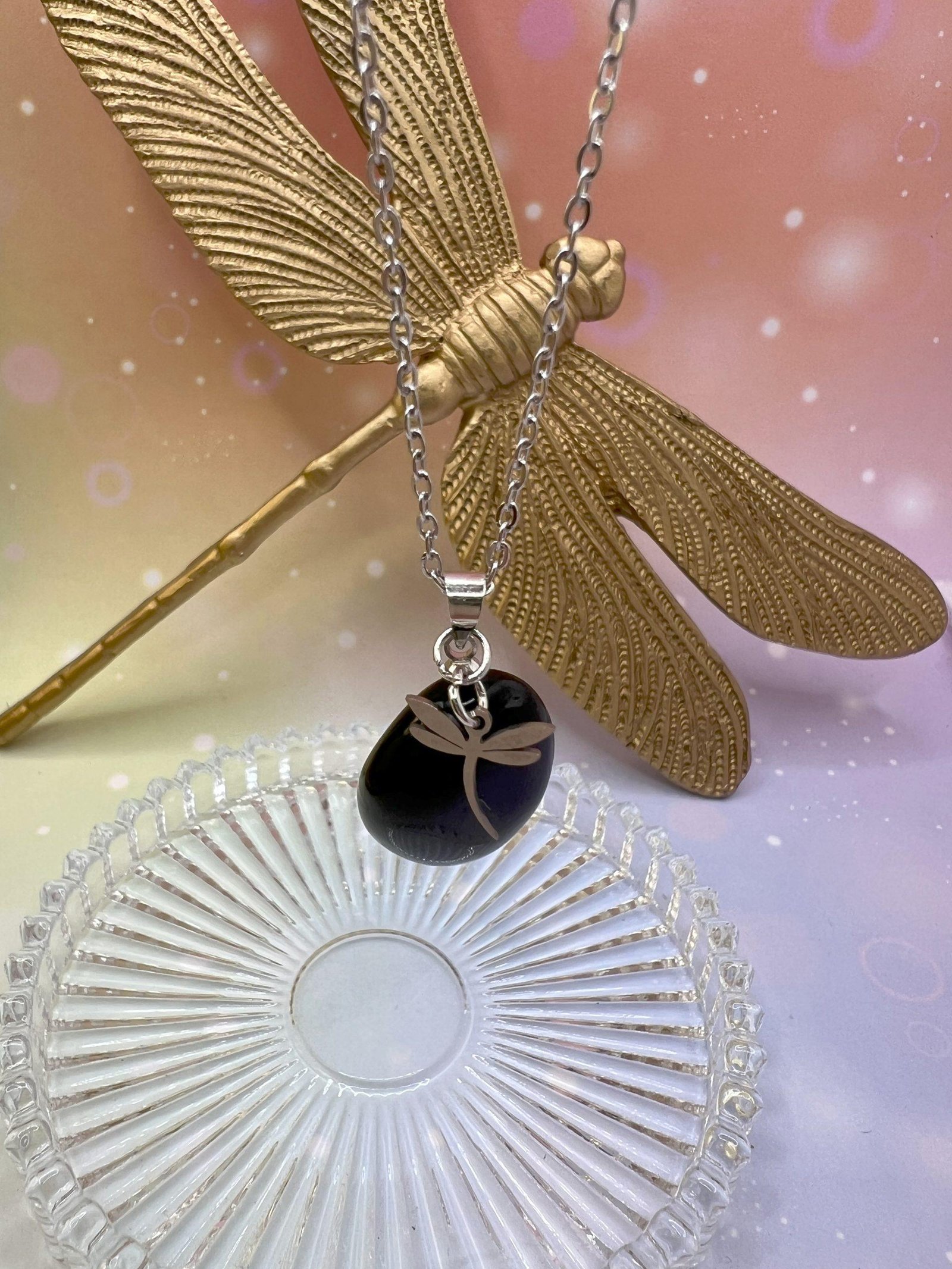 Collier pendentif en obsidienne noire suspendu, orné d’une libellule argentée – bijou symbolique LiluBelle