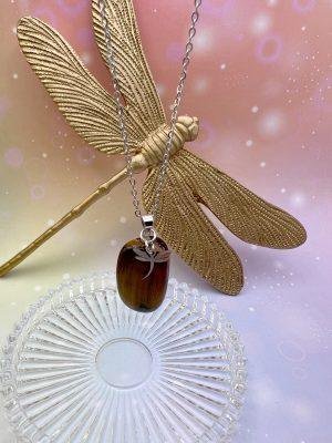Collier pendentif en oeil de tigre suspendu, orné d’une libellule argentée – bijou de protection et de lumière intérieure LiluBelle